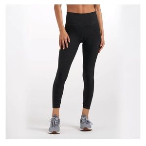 Vuori black clean elevation legging crops in black heather